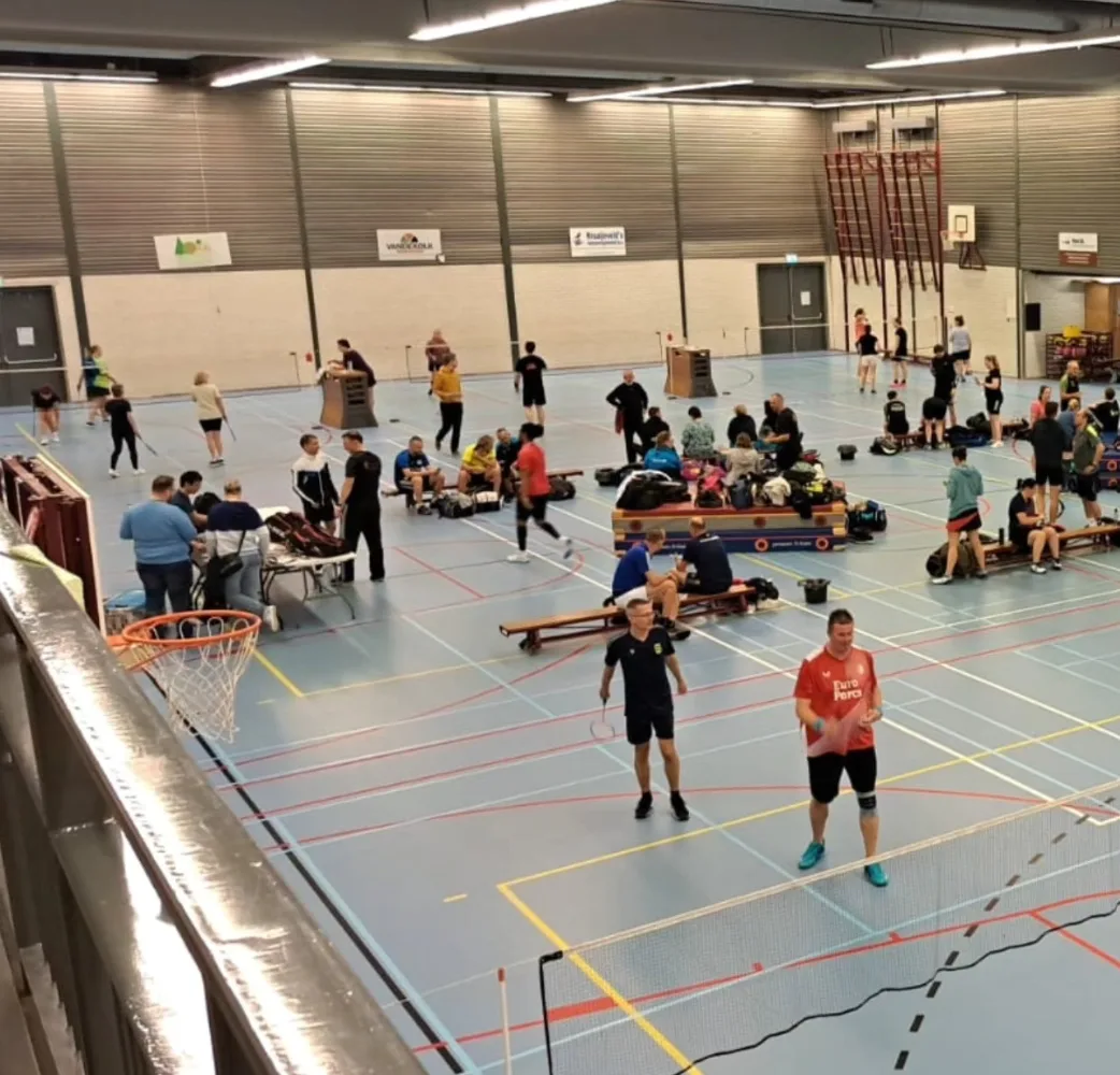 Toernooi-dag in de sporthal met meerdere spelers tegelijk